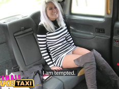 Женщина таксист Ava Austen занимается лесби сексом с пассажиркой