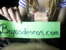 Подруга в солнцезащитных очках делает парню минет и дрочит хуй