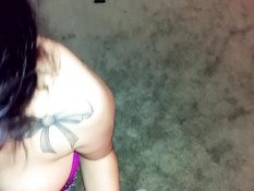 Студентка в очках делает минет перед зеркалом и дрочит сиськами