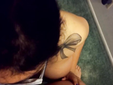 Студентка в очках делает минет перед зеркалом и дрочит сиськами