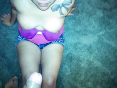 Студентка в очках делает минет перед зеркалом и дрочит сиськами