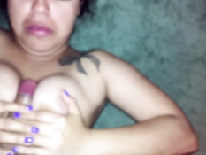 Студентка в очках делает минет перед зеркалом и дрочит сиськами