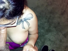 Студентка в очках делает минет перед зеркалом и дрочит сиськами