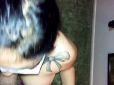 Студентка в очках делает минет перед зеркалом и дрочит сиськами