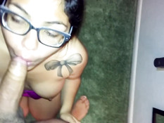 Студентка в очках делает минет перед зеркалом и дрочит сиськами