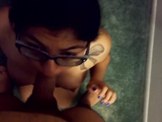Студентка в очках делает минет перед зеркалом и дрочит сиськами