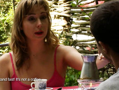 Отхлестал симпатичную девчонку по голым сиськам и дал отсосать