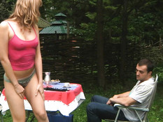 Отхлестал симпатичную девчонку по голым сиськам и дал отсосать