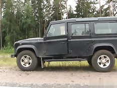 Незнакомец отъебал в лесу светловолосую русскую девку в чулках