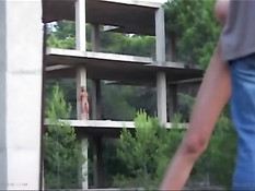 Похотливый хозяин на улице порет и трахает молодых секс рабынь