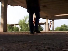 Похотливый хозяин на улице порет и трахает молодых секс рабынь