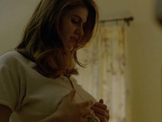 Сисястая актриса Alexandra Daddario приковала парня наручниками