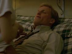 Сисястая актриса Alexandra Daddario приковала парня наручниками