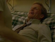 Сисястая актриса Alexandra Daddario приковала парня наручниками