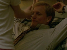 Сисястая актриса Alexandra Daddario приковала парня наручниками