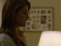 Сисястая актриса Alexandra Daddario приковала парня наручниками