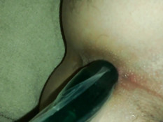 Гей надел презерватив на секс игрушку и засунул в попу приятелю