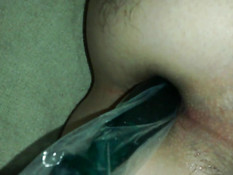 Гей надел презерватив на секс игрушку и засунул в попу приятелю