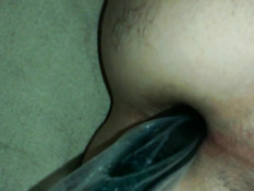 Гей надел презерватив на секс игрушку и засунул в попу приятелю