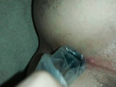 Гей надел презерватив на секс игрушку и засунул в попу приятелю