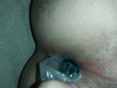 Гей надел презерватив на секс игрушку и засунул в попу приятелю