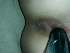 Гей надел презерватив на секс игрушку и засунул в попу приятелю