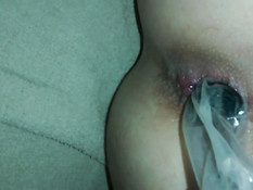 Гей надел презерватив на секс игрушку и засунул в попу приятелю