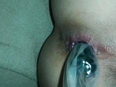 Гей надел презерватив на секс игрушку и засунул в попу приятелю