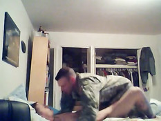 Американский военный снимает униформу и ебёт голубого приятеля