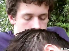 Спортивный гей встретил на берегу озера парня и оттрахал в очко