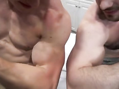 Мускулистый гей сделал парню массаж и вставил член в его задницу