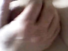 Обнажённая грудастая женщина пальцами ласкает влажную киску