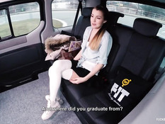 Чешская девушка в белых гольфах Sindi Shine ебётся в автомобиле