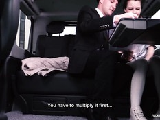 Чешская девушка в белых гольфах Sindi Shine ебётся в автомобиле