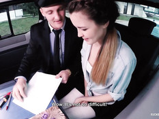 Чешская девушка в белых гольфах Sindi Shine ебётся в автомобиле