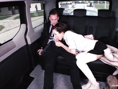 Чешская девушка в белых гольфах Sindi Shine ебётся в автомобиле