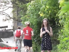 Бесстыжая английская девушка Laura обнажается на улицах города