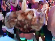 Порно актрисы под музыку занимаются групповым сексом в клубе