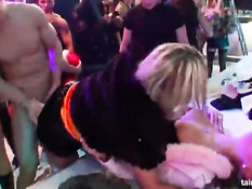 Порно актрисы под музыку занимаются групповым сексом в клубе