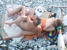 Скрытая камера летом на пляже снимает пары занимающиеся сексом