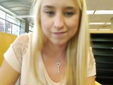 Блондинка показывает сиськи и ебёт себя фаллосом в библиотеке