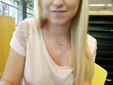 Блондинка показывает сиськи и ебёт себя фаллосом в библиотеке