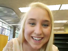 Блондинка показывает сиськи и ебёт себя фаллосом в библиотеке