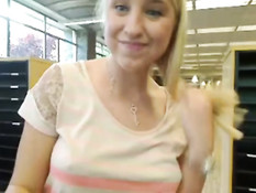 Блондинка показывает сиськи и ебёт себя фаллосом в библиотеке