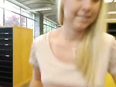 Блондинка показывает сиськи и ебёт себя фаллосом в библиотеке