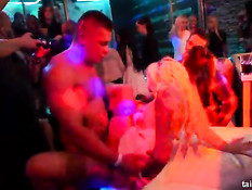 Страстные девчонки в одежде трахаются с мужчинами в секс клубе