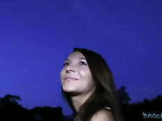 Незнакомая шалава в чёрных трусиках отсасывает и ебётся на улице