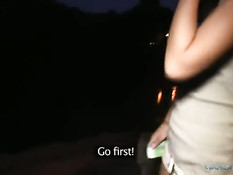 Незнакомая шалава в чёрных трусиках отсасывает и ебётся на улице