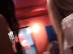 Парень ходит за красивыми девчонками и заглядывает им под юбки