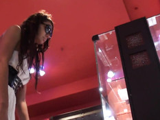 Парень ходит за красивыми девчонками и заглядывает им под юбки